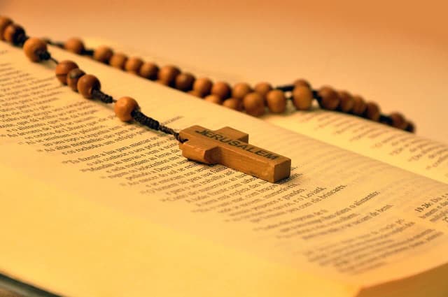 Czy modlitwa na leżąco to grzech? Przekonaj się, co mówi Biblia Czy modlitwa na leżąco to grzech? Przekonaj się, co mówi Biblia